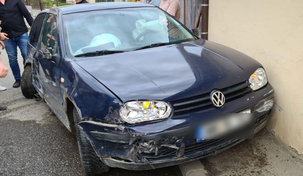 Un diacon de la o biserică din Maramureş s-a răsturnat cu maşina, după ce s-a urcat băut la volan