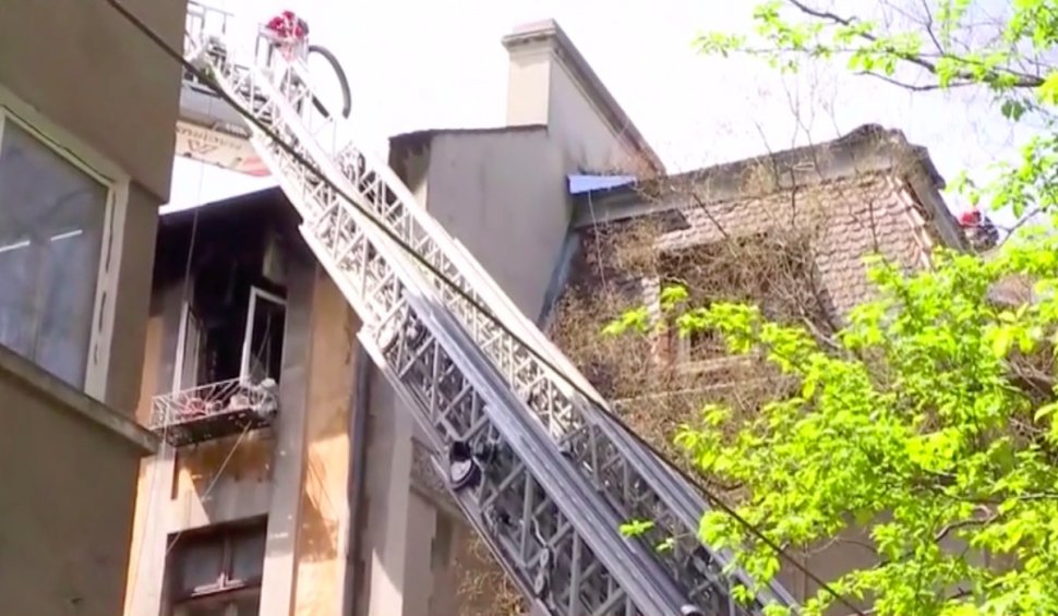 Incendiu într-un apartament din centrul Capitalei. Proprietarul a fost imobilizat de polițiști după ce a devenit agresiv