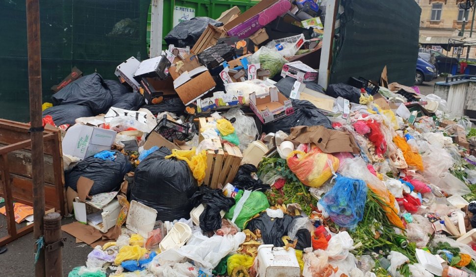 Străzile din Ploiești, pline de gunoaie, după o săptămână în care firma de salubritate n-a mai ridicat deșeurile: Autoritățile vor să declare stare de alertă