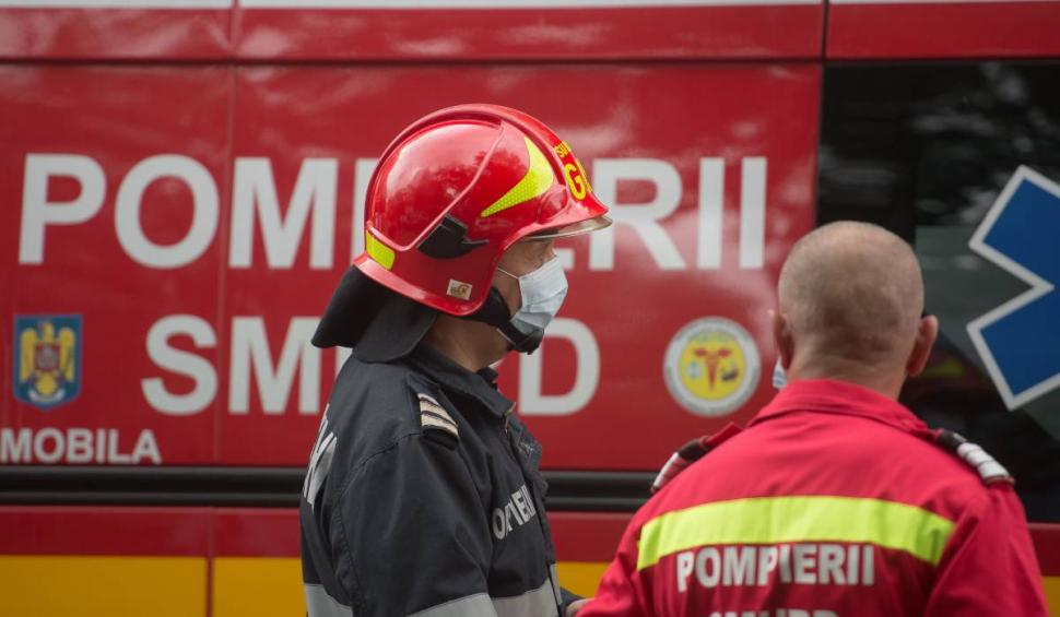 Zece persoane, evacuate după un incendiu în Iași. Flăcările ar fi pornit de la o lumânare