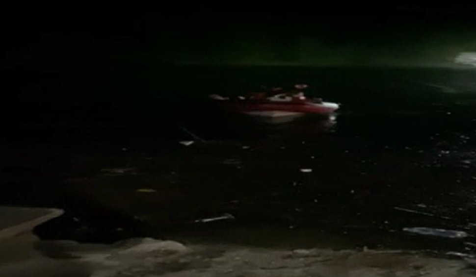 Zece persoane, printre care un copil, aproape de înec după ce barca lor s-a dezumflat pe un lac din Maramureş