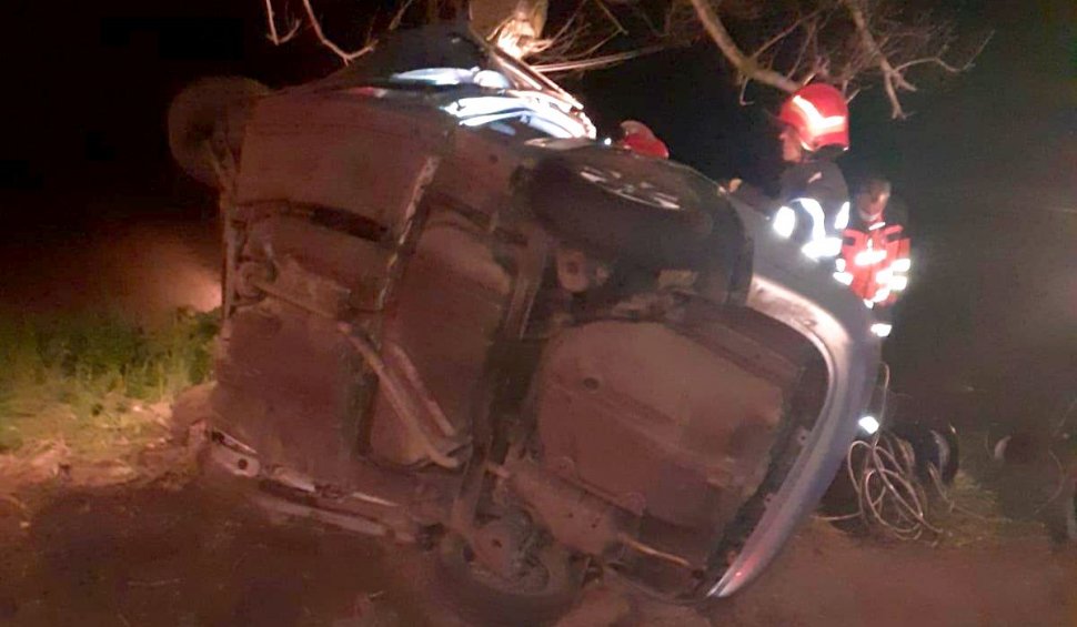 O fată de 19 ani din Bucureşti a murit într-o maşină strivită, într-un cumplit accident în Tulcea