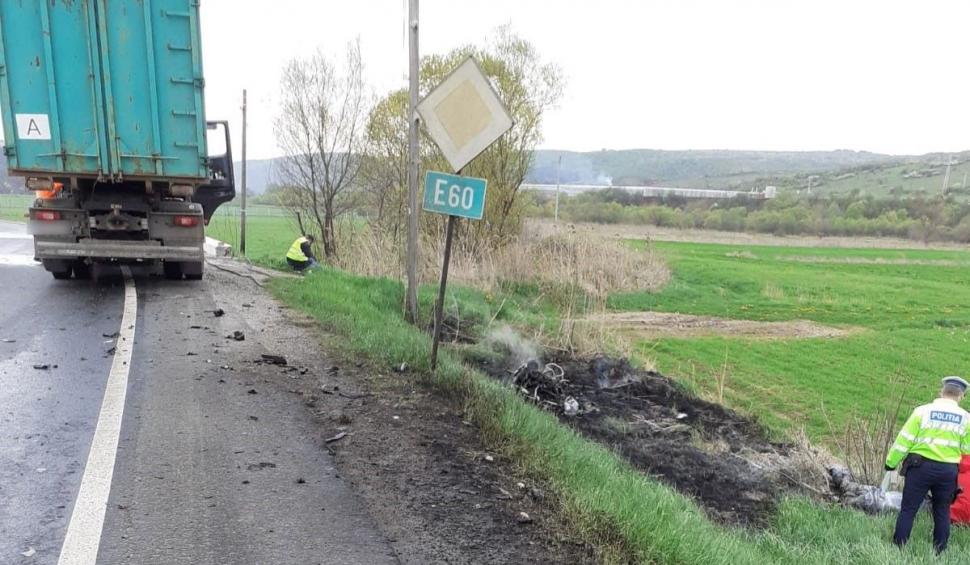 Un motociclist a murit pe loc, după ce a intrat frontal, cu toată viteza, într-un camion, la Căpuşu Mare 705621