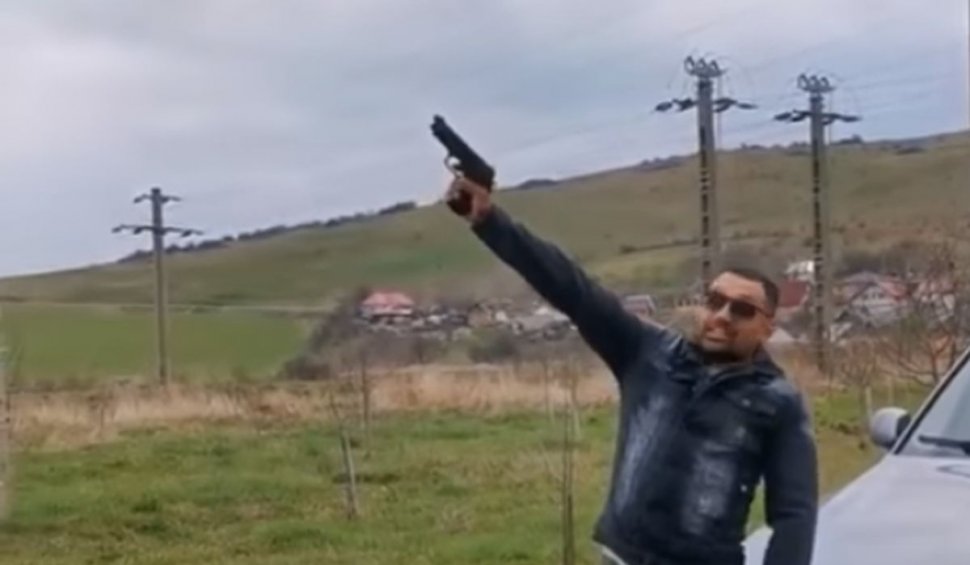 Un individ s-a filmat în timp ce trage cu pistolul, lângă un BMW cu numere de Bistriţa-Năsăud