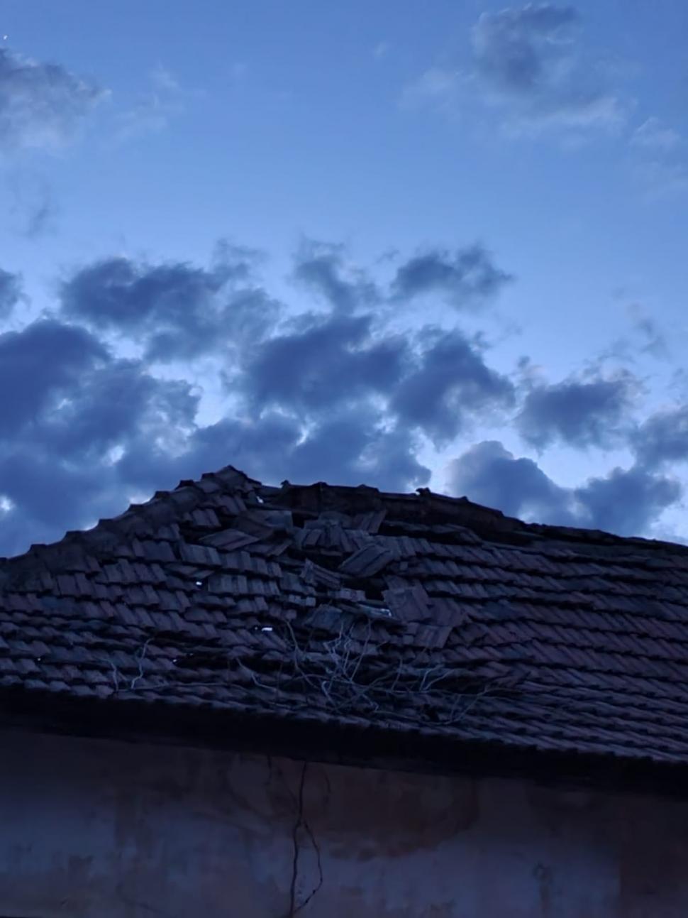 Explozie la o mănăstire din judeţul Constanţa. Un preot şi un călugăr au fost luaţi cu ambulanţa 705877