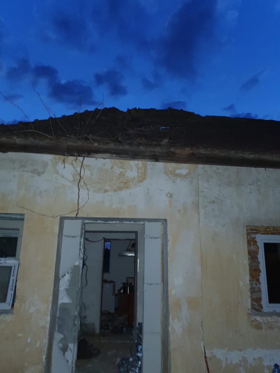 Explozie la o mănăstire din judeţul Constanţa. Un preot şi un călugăr au fost luaţi cu ambulanţa 705878