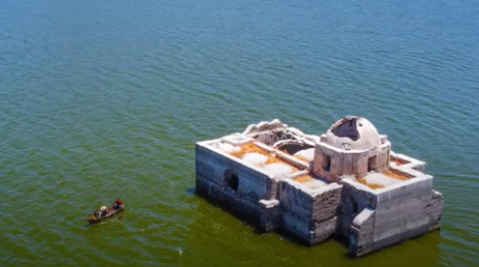 O biserică veche de sute de ani din Mexic a ieșit la suprafața unui lac, după ce a fost scufundată mai bine de 40 de ani