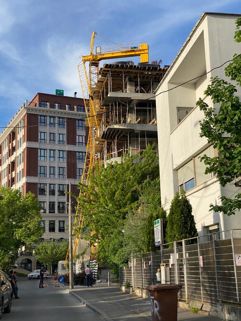 Braţul unei macarale s-a prăbuşit pe un şantier aflat în cartierul Floreasca din Bucureşti 706022