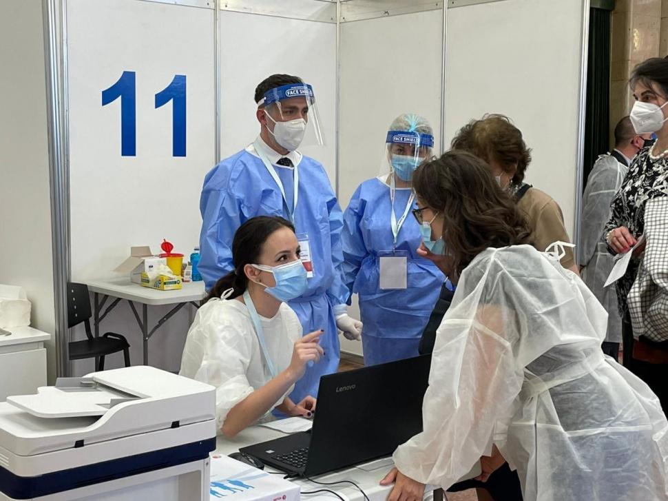 Valeriu Gheorghiță vaccinează personal românii care merg să se imunizeze la Maratonul de la București 706001