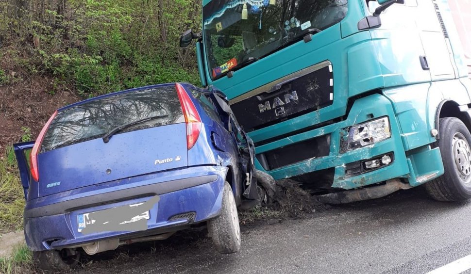Un tânăr de 20 de ani a murit într-un Fiat strivit de TIR, după un accident în Dumbrava, Cluj