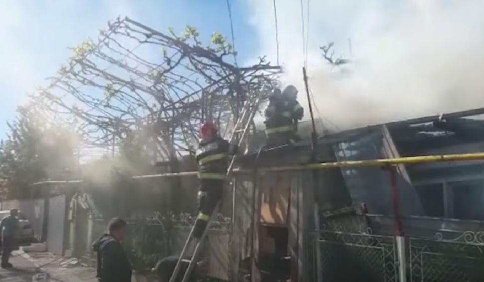 Șapte locuințe au fost mistuite de flăcări la Bârlad. Trei persoane au suferit atacuri de panică şi 18 persoane au fost evacuate 706284