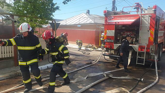 Șapte locuințe au fost mistuite de flăcări la Bârlad. Trei persoane au suferit atacuri de panică şi 18 persoane au fost evacuate 706286