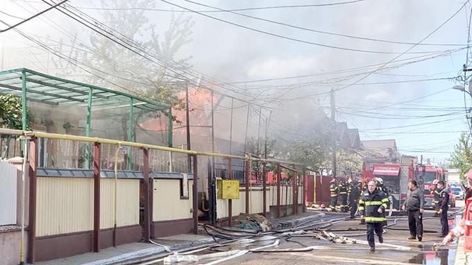 Șapte locuințe au fost mistuite de flăcări la Bârlad. Trei persoane au suferit atacuri de panică şi 18 persoane au fost evacuate 706287