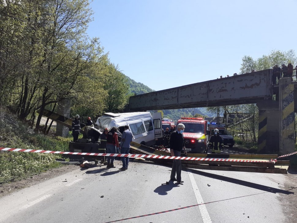 Accident cumplit în Neamț! O grindă de la un pod CFR a căzut peste un microbuz de transport persoane