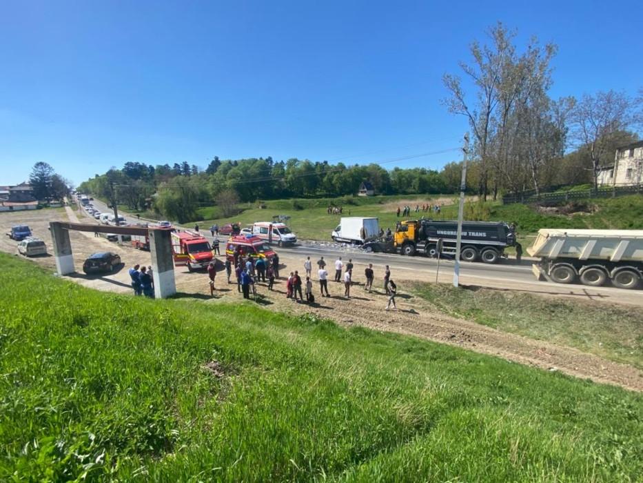 O maşină a fost strivită între două camioane, la Ruginoasa, în Iaşi 706432