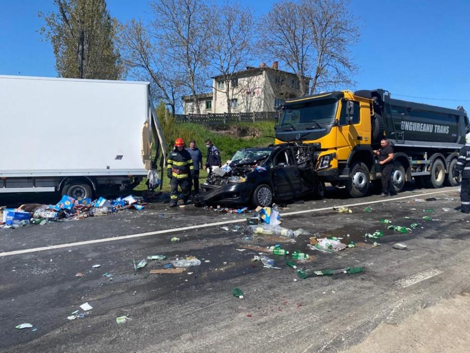 O maşină a fost strivită între două camioane, la Ruginoasa, în Iaşi 706433