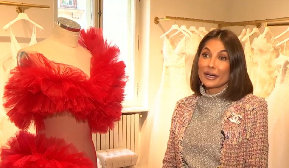 Thalia a făcut furori pe covorul roşu într-o rochie creată de un designer român