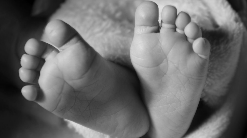 Bebeluș în stare gravă la spital după ce ar fi fost lovit, din greșeală, în somn, de tatăl său