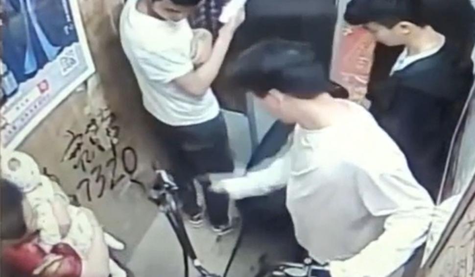 O bicicletă electrică a explodat într-un lift din China. 5 persoane, printre care şi un bebeluş, au fost grav rănite 706607