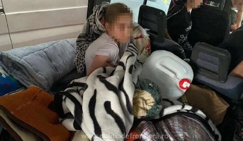 O fată de 15 ani a fost găsită de poliţiştii de frontieră, ascunsă sub o pătură, într-un microbuz la Vama Borș