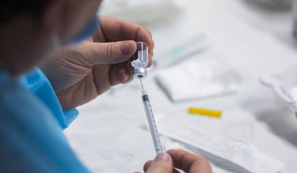 Peste 4.300 de persoane, imunizate cu schema completă de vaccin, s-au îmbolnăvit de COVID-19
