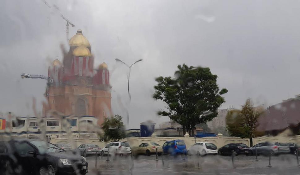 Cod galben în București. Meteorologii anunță furtuni și intensificări ale vântului