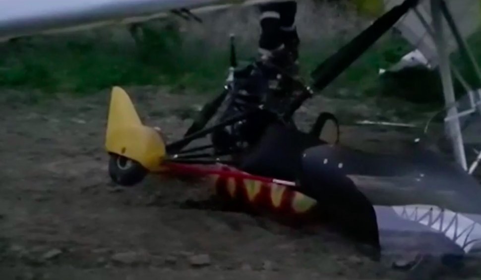 Un deltaplan a aterizat forțat pe un câmp din Topoloveni: Pilotul a sunat la 112 și a spus că îl durea foarte tare spatele