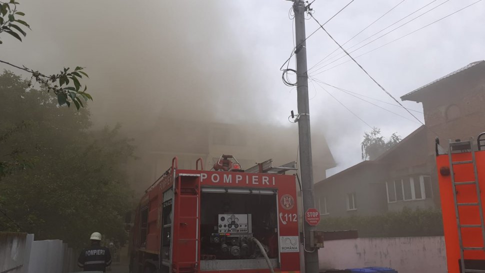 Incendiu la mansarda unui bloc din Popeşti-Leordeni