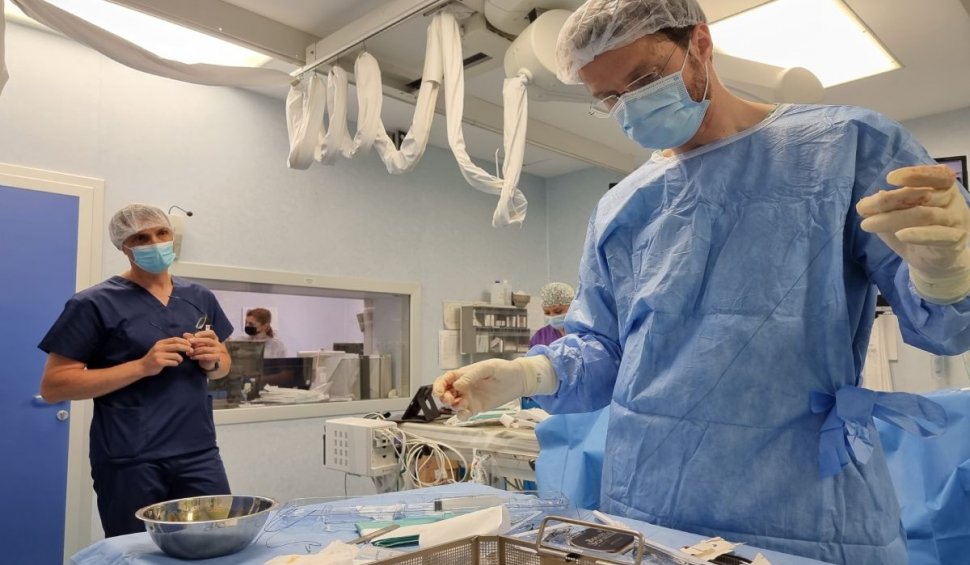 Premieră medicală la București: medicii de la ARES au implantat un defibrilator complet extracardiac unui pacient care suferea de o aritmie ereditară gravă