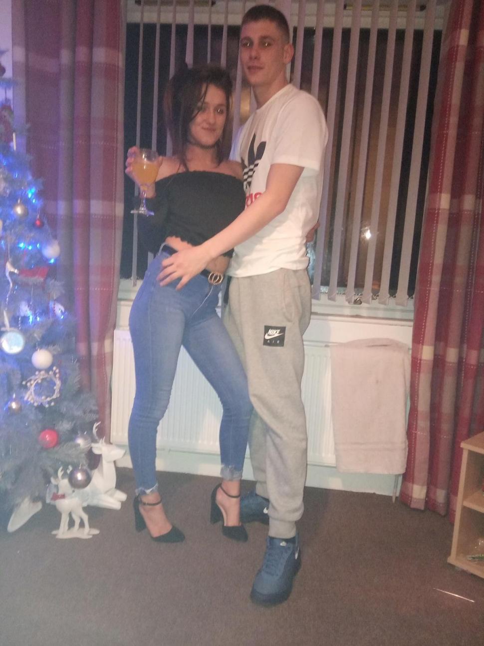 O tânără de doar 24 de ani şi-a dat ultima suflare, răpusă de cancer, ținându-și iubitul de mână 707207