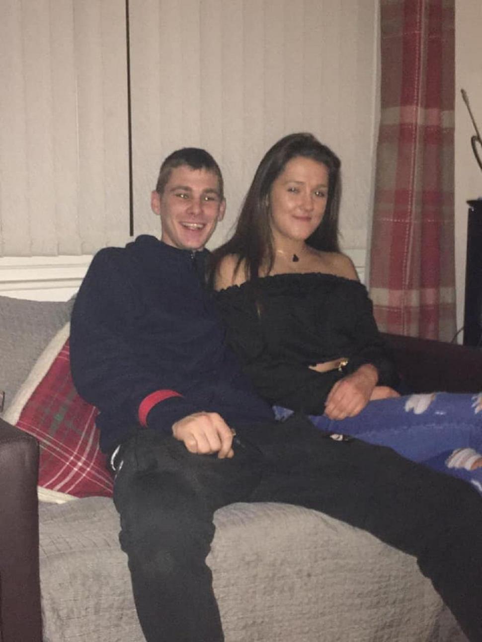 O tânără de doar 24 de ani şi-a dat ultima suflare, răpusă de cancer, ținându-și iubitul de mână 707208