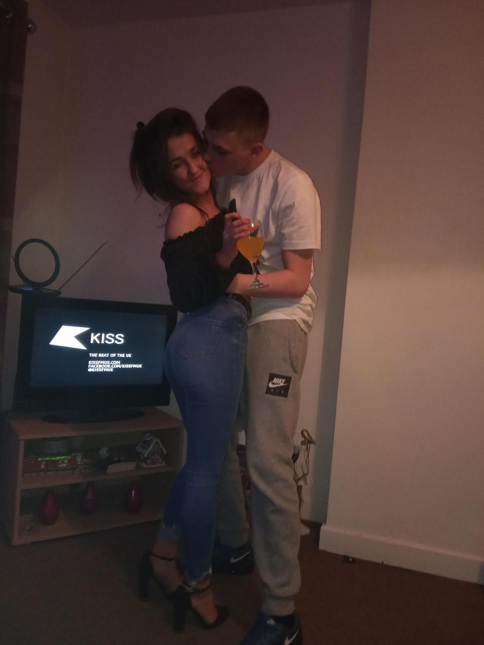 O tânără de doar 24 de ani şi-a dat ultima suflare, răpusă de cancer, ținându-și iubitul de mână 707212