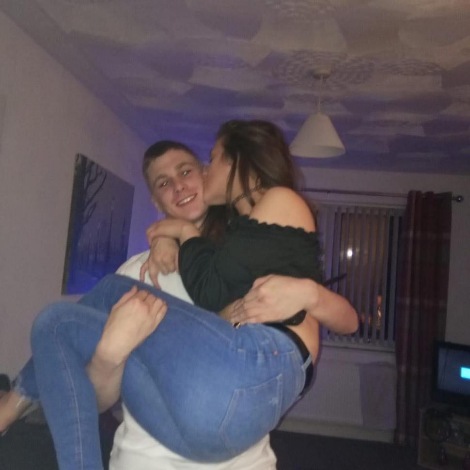 O tânără de doar 24 de ani şi-a dat ultima suflare, răpusă de cancer, ținându-și iubitul de mână 707214