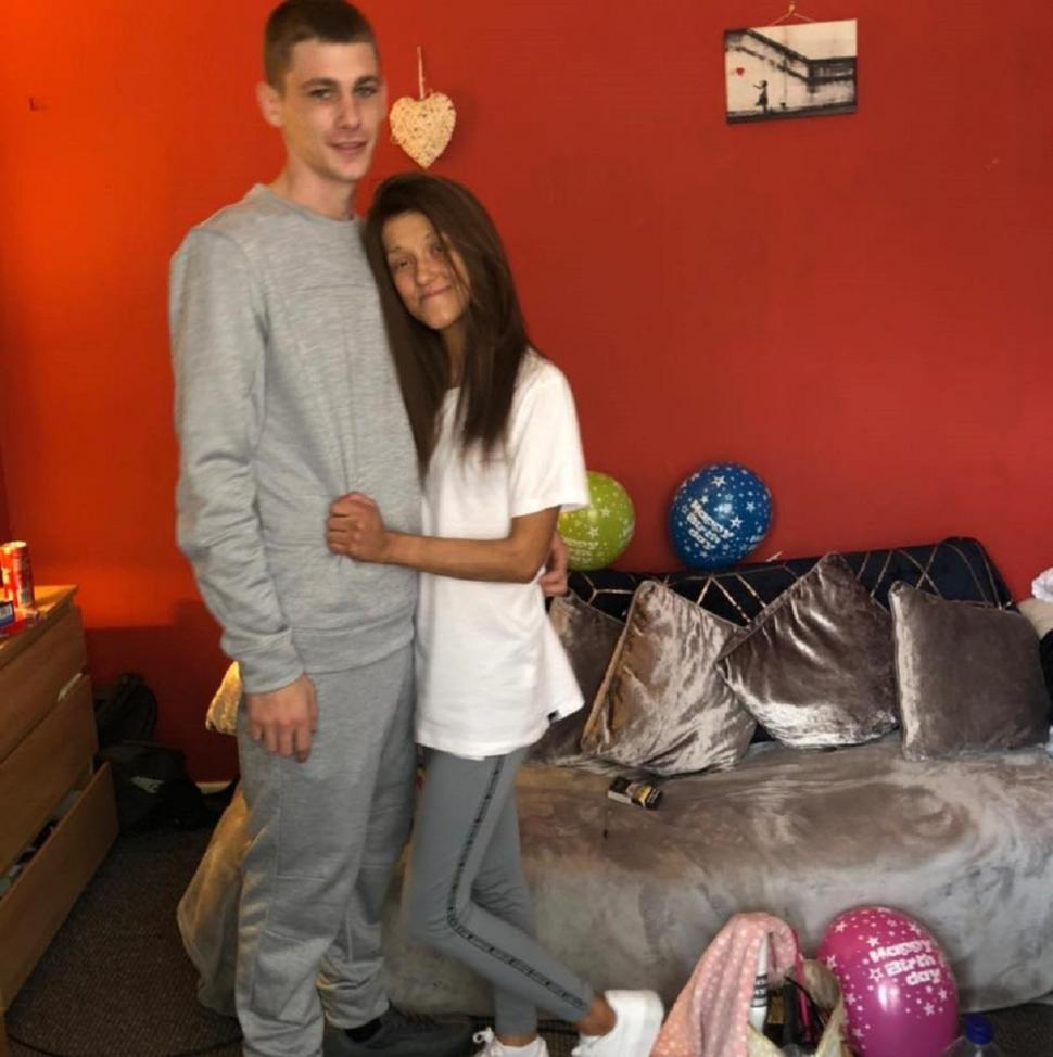 O tânără de doar 24 de ani şi-a dat ultima suflare, răpusă de cancer, ținându-și iubitul de mână 707215