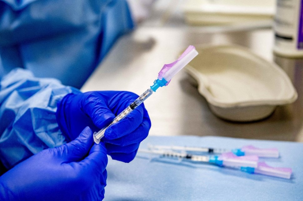 Vaccinul anti-COVID-19 produs de compania franceză Sanofi, eficiență crescută în penultima fază a testelor clinice
