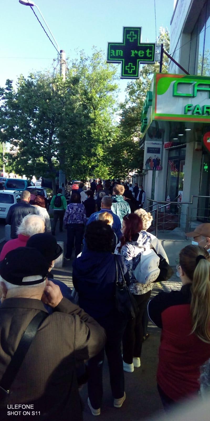 Coadă de zeci de oameni, pe întreg trotuarul, în faţa Spitalului Militar din Capitală 707250