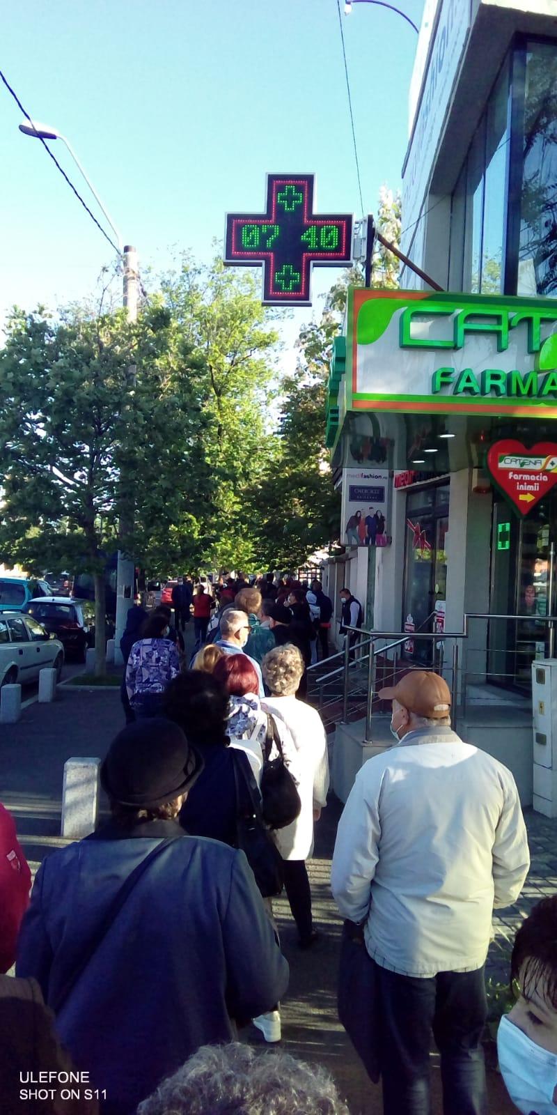 Coadă de zeci de oameni, pe întreg trotuarul, în faţa Spitalului Militar din Capitală 707251