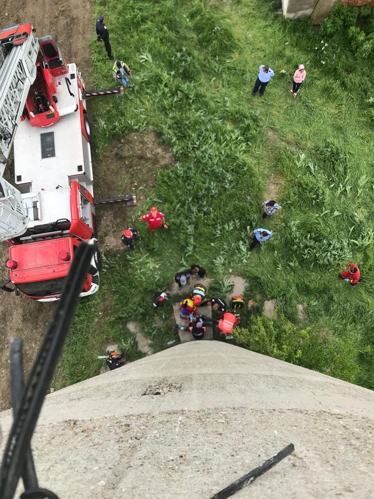 Un copil de 12 ani a căzut într-un castel de apă dezafectat, adânc de 7 metri, în Ialomiţa 707432