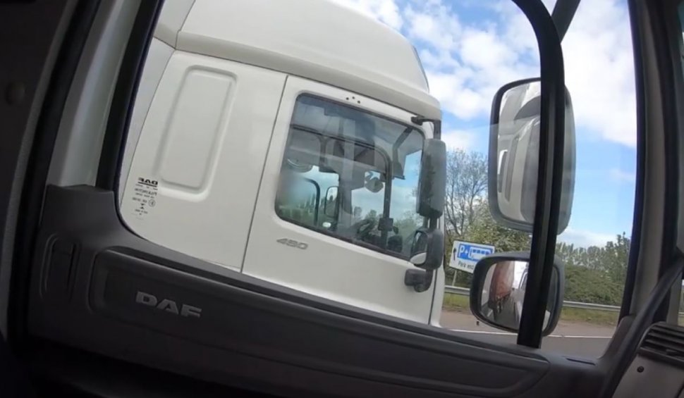 Şofer de TIR prins când se uita la Formula 1 în timp ce conducea pe autostradă, în Marea Britanie