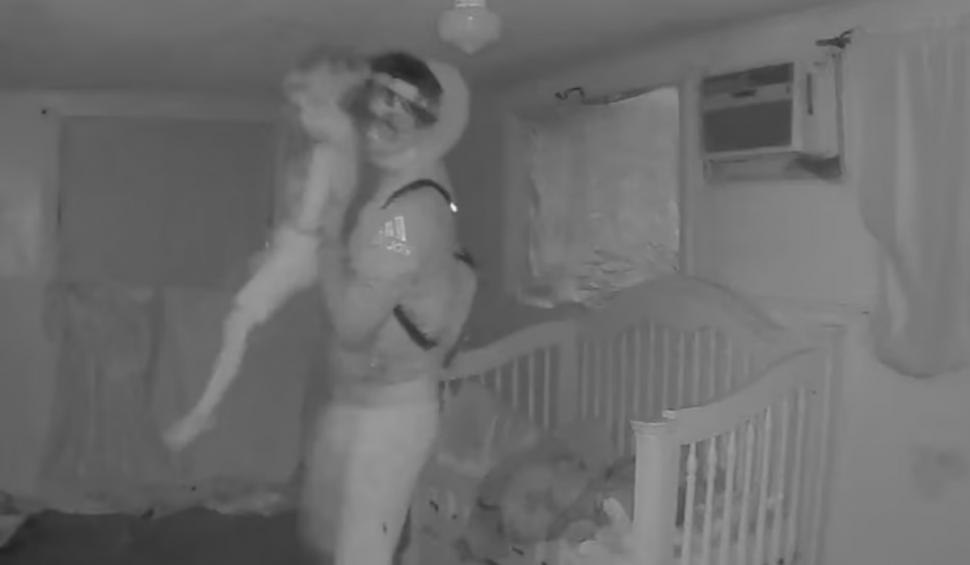 Momentul în care un copil este răpit din pat, de lângă fratele său geamăn, şi ucis fără milă de un tânăr de 18 ani 707585