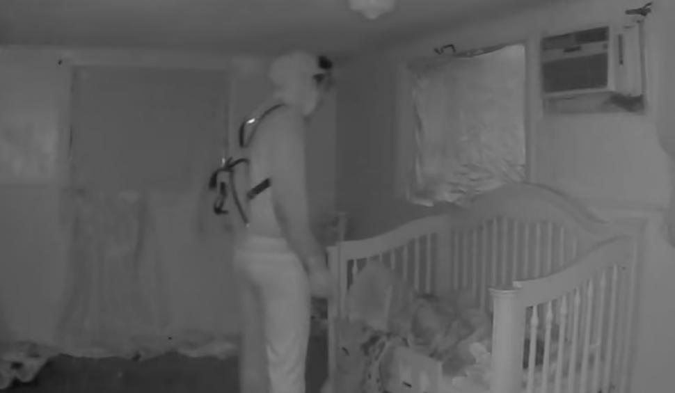 Momentul în care un copil este răpit din pat, de lângă fratele său geamăn, şi ucis fără milă de un tânăr de 18 ani 707586