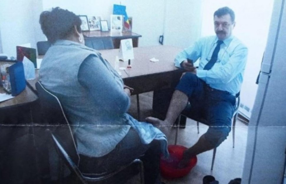 Decizia magistraților în cazul directorului din Primăria Târgu-Jiu surprins în timp ce femeia de serviciu îi făcea pedichiura