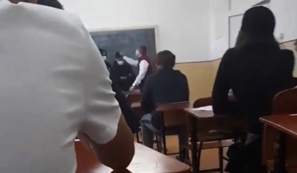Elev snopit în bătaie de directoare, în faţa clasei, la Liceul Tehnologic din Olteniţa