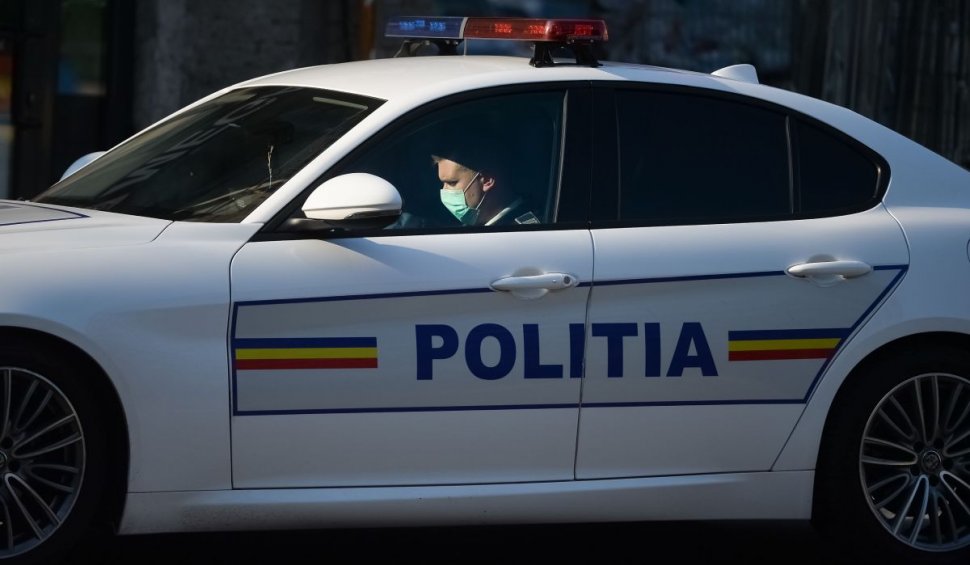 Zeci de poliţişti din Sibiu, săltaţi din pat de mascaţi după ce ar fi luat mită de la şoferi