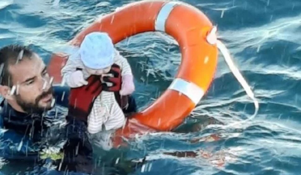 Bebeluș nou-născut salvat de un poliţist spaniol din apele mării la Ceuta
