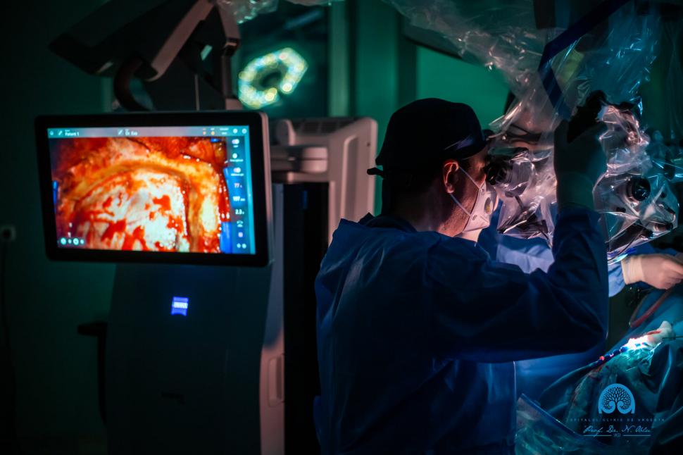 Fată de 15 ani operată pe creier, după ce medicii ieșeni i-au descoperit întâmplător o tumoră avansată 707901