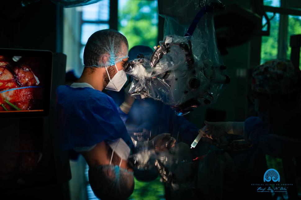 Fată de 15 ani operată pe creier, după ce medicii ieșeni i-au descoperit întâmplător o tumoră avansată 707902