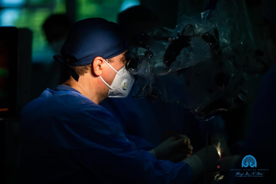 Fată de 15 ani operată pe creier, după ce medicii ieșeni i-au descoperit întâmplător o tumoră avansată 707904