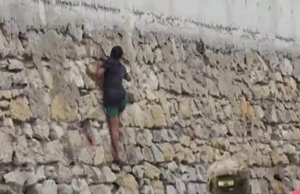 Un tânăr din Maroc și-a îndesat sticle de plastic în pantaloni pentru a pluti până în Spania 707890