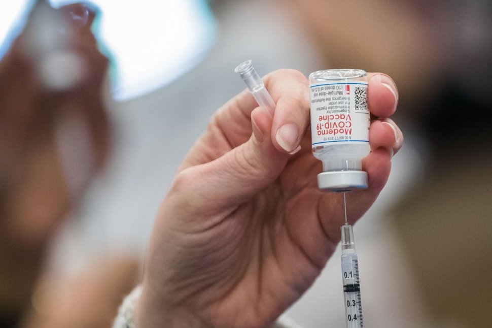 Vaccinurile anti-COVID-19 au creat încă nouă miliardari. Cine a câştigat cei mai mulţi bani în pandemie